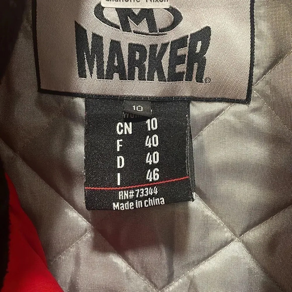 Marker woman’s red ski jacket. The zipper doesn’t work but the snap buttons work - Picture 5 of 12